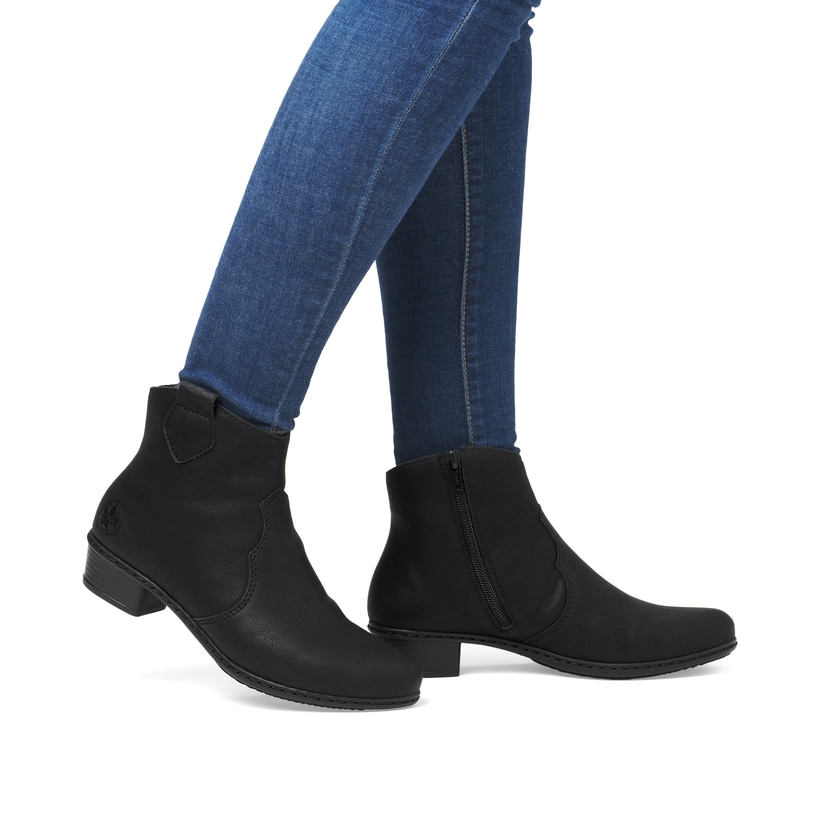 Nachtschwarze Rieker Damen Stiefeletten Y0762-00 mit einem Reißverschluss. Schuh am Fuß.