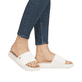 Weiße Rieker Damen Pantoletten W3250-80 mit flexibler und ultraleichter Sohle. Schuh am Fuß.