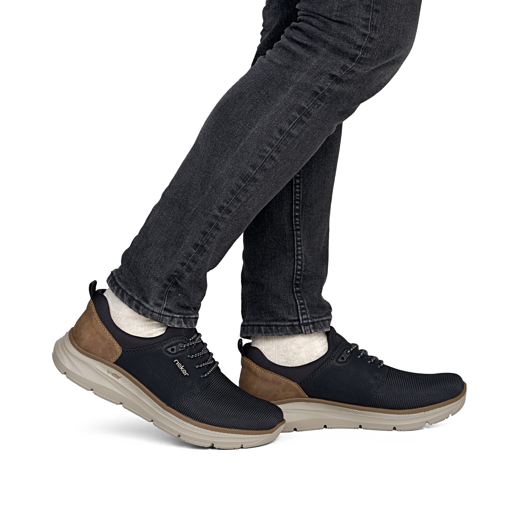 Mocassins Rieker noirs pour hommes B1850-00 avec la semelle lightsole+. Chaussure au pied.