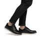 Schwarze Rieker Herren Schnürschuhe 04501-00 mit modernen Ziernähten. Schuh am Fuß.