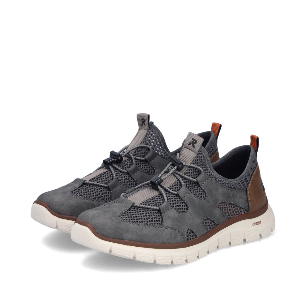 Mocassins Rieker gris pour homme B6678-45 en optique à trous. Chaussures inclinées sur le côté.