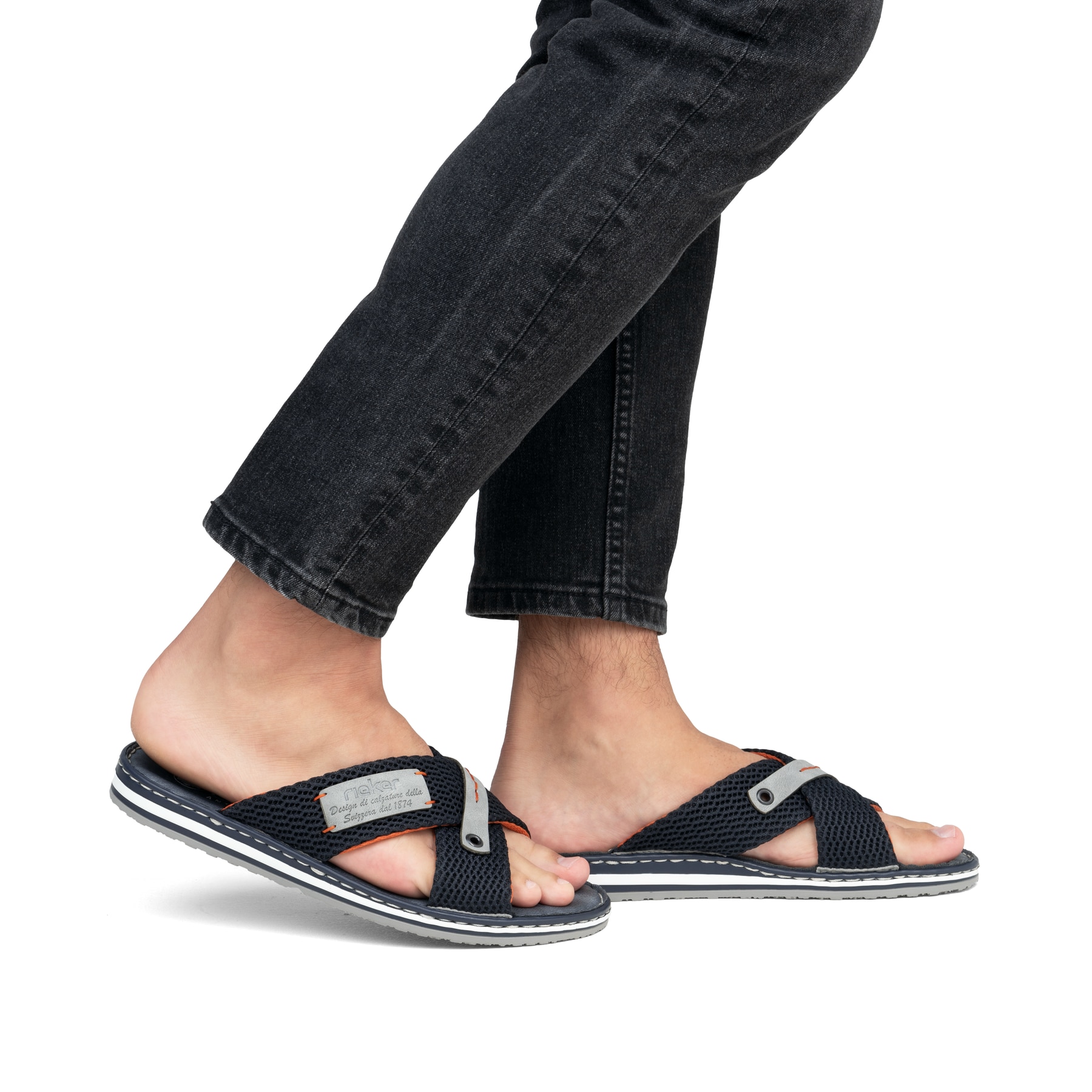 Blaue Rieker Herren Pantoletten 21539-14 mit Komfortweite G sowie leichter Sohle. Schuh am Fuß.