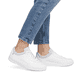 Weiße Rieker Damen Sneaker Low 41910-81 mit Schnürung sowie super leichter Sohle. Schuh am Fuß.