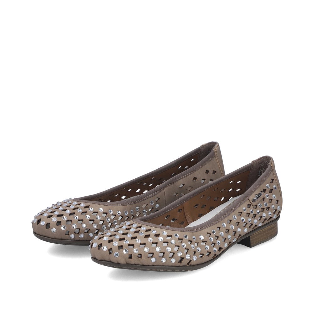 Beige Rieker Ballerinas 51985-64 mit Strasssteinen sowie extra weicher Decksohle. Schuhpaar seitlich schräg.