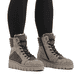 Graue Rieker Damen Schnürstiefel Z8904-40 mit einem Reißverschluss. Schuh am Fuß.