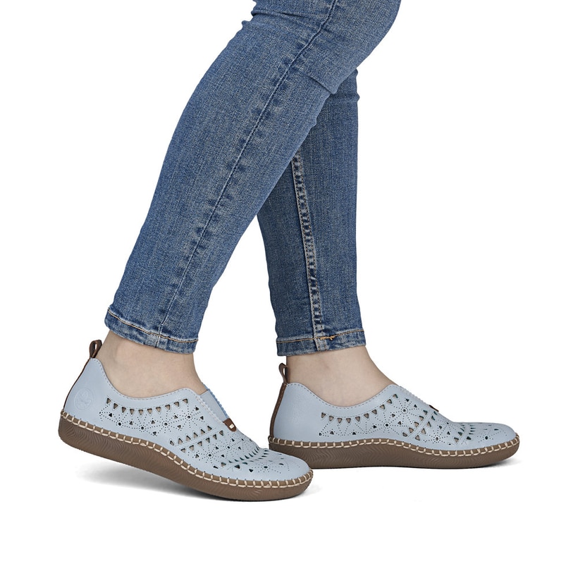 Blaue Rieker Damen Slipper N2452-10 mit eleganten Zierlochungen sowie Gummizug. Schuh am Fuß.