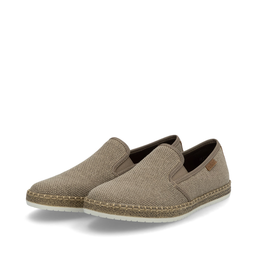 Beige Rieker Herren Slipper B5265-64 mit einem Gummizug sowie Komfortweite G 1/2. Schuhpaar seitlich schräg.