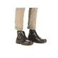 
Graphitschwarze Rieker Herren Kurzstiefel F5463-00 mit Reißverschluss sowie Flip-Grip. Schuh am Fuß