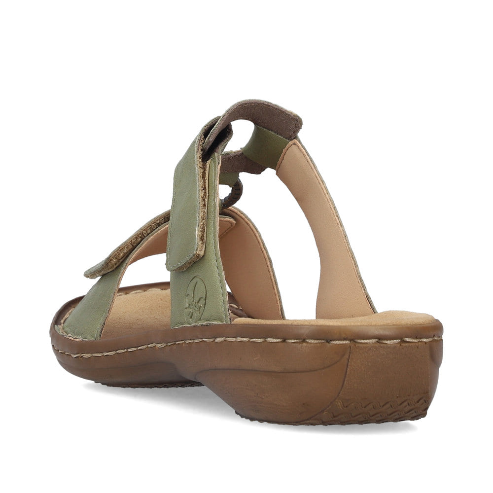 Grüne Rieker Damen Pantoletten 60885-54 mit einem Klettverschluss. Schuh von hinten.