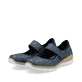 Blaue Rieker Ballerinas N4299-14 in Löcheroptik mit einem Klettverschluss. Schuhpaar seitlich schräg.
