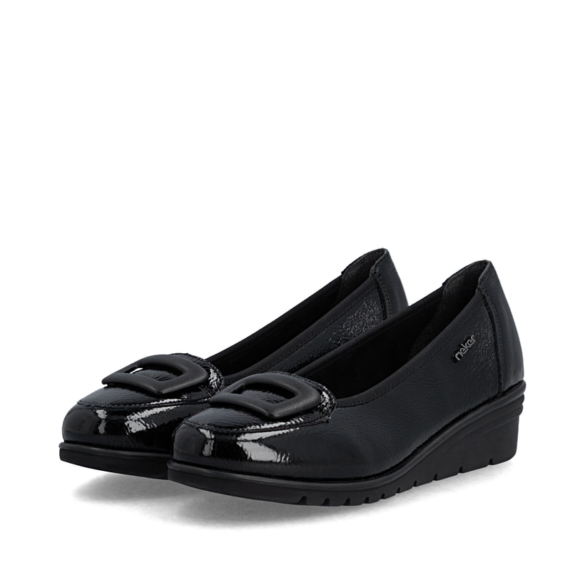 Schwarze Rieker Ballerinas L5362-00 mit Deko-Schnalle. Schuhpaar seitlich schräg.