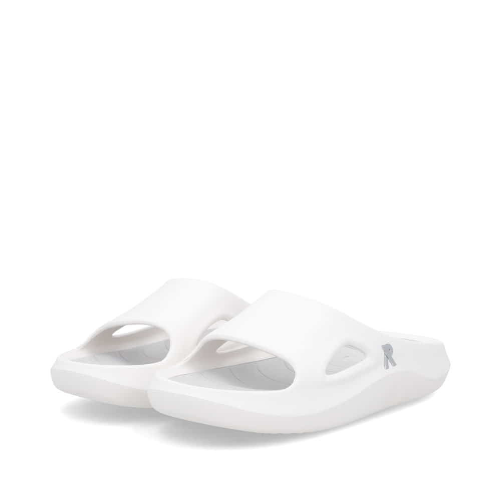 Mules Rieker blanches pour femme W3450-80 avec semelle ultra légère. Chaussures inclinées sur le côté.