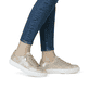Beige Rieker Damen Sneaker Low L5903-62 mit einem Reißverschluss. Schuh am Fuß.