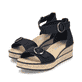 Schwarze Rieker Keilsandaletten 63780-00 mit trendigen Schnalle. Schuhpaar seitlich schräg.