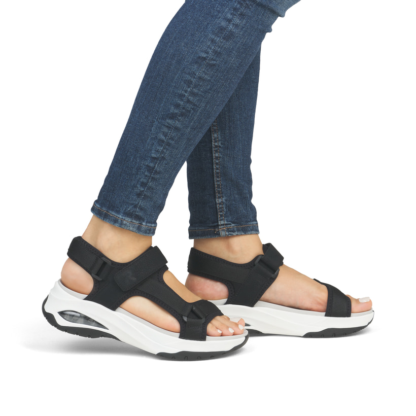 Schwarze vegane Rieker Damen Trekkingsandalen W3151-01 mit einem Klettverschluss. Schuh am Fuß.