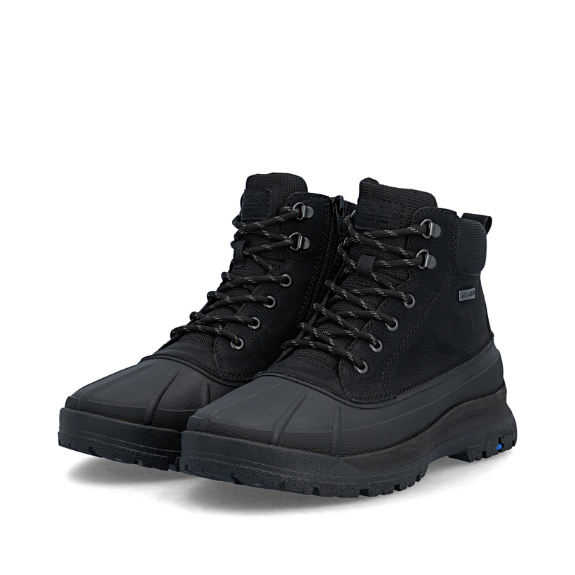 Schwarze Rieker Herren Schnürstiefel 30302-00 mit dem umdrehbaren Glacier Grip. Schuhpaar seitlich schräg.