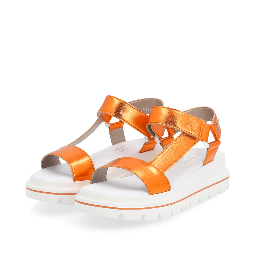 Orangene Rieker Damen Riemchensandalen W1651-38 mit ultra leichter Sohle. Schuhpaar seitlich schräg.