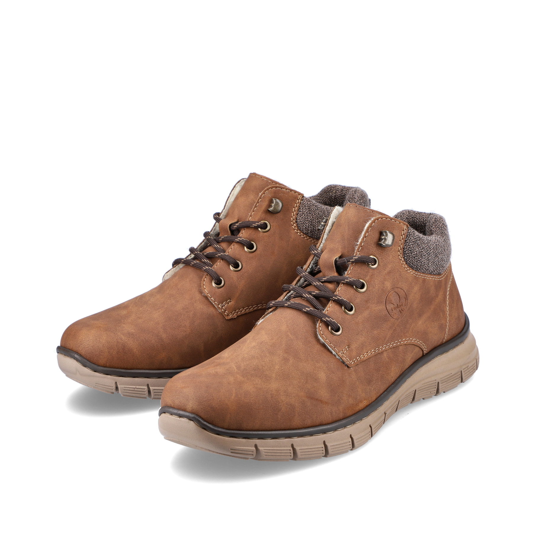 Zimtbraune Rieker Herren Schnürstiefel B5632-24 mit einer schockabsorbierenden Sohle. Schuhpaar schräg.
