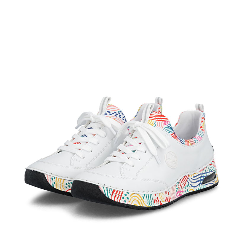 Mocassins Rieker blancs femme 44562-80 avec fenêtre de semelle Rieker Air. Chaussures inclinées sur le côté.