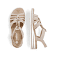 Beige Rieker Keilsandaletten V0649-62 mit Schmuckelementen sowie einem Gummizug. Schuh von oben, liegend.