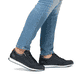 Blaue Rieker Herren Sneaker Low 11903-14 mit einem Reißverschluss. Schuh am Fuß.