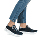 Blaue Rieker Damen Sneaker Low N8114-14 mit einem Reißverschluss. Schuh am Fuß.
