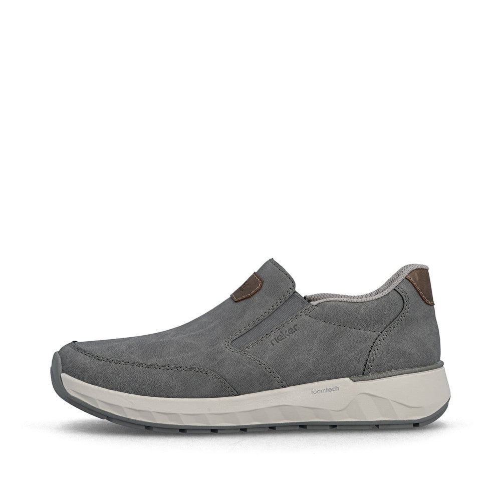 Graue Rieker Herren Slipper 11550-42 mit einem Gummizug sowie der Extraweite H. Schuh Außenseite.