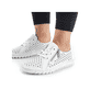 Weiße Rieker Damen Schnürschuhe M2300-80, Barfußschuhe in Löcheroptik. Schuh am Fuß.