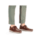 Braune Rieker Herren Slipper 08838-24 mit einem Klettverschluss sowie Ziernähten. Schuh am Fuß.
