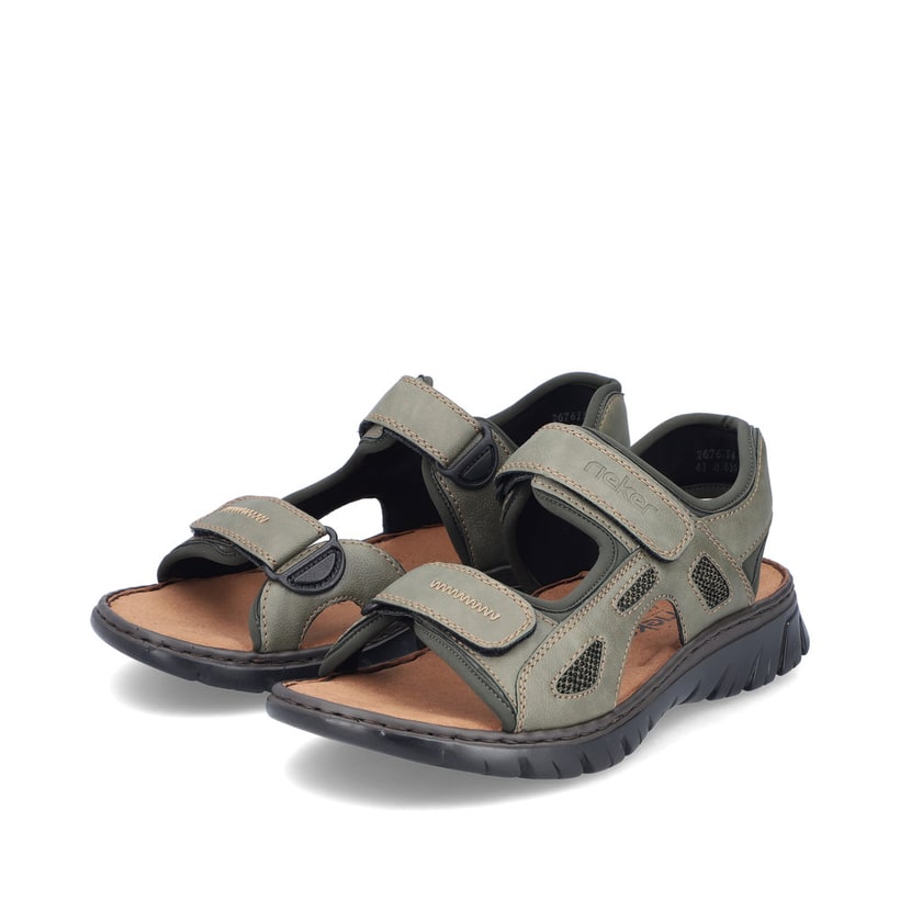 Grüne Rieker Herren Trekkingsandalen 26761-54 mit einem Klettverschluss. Schuhpaar seitlich schräg.