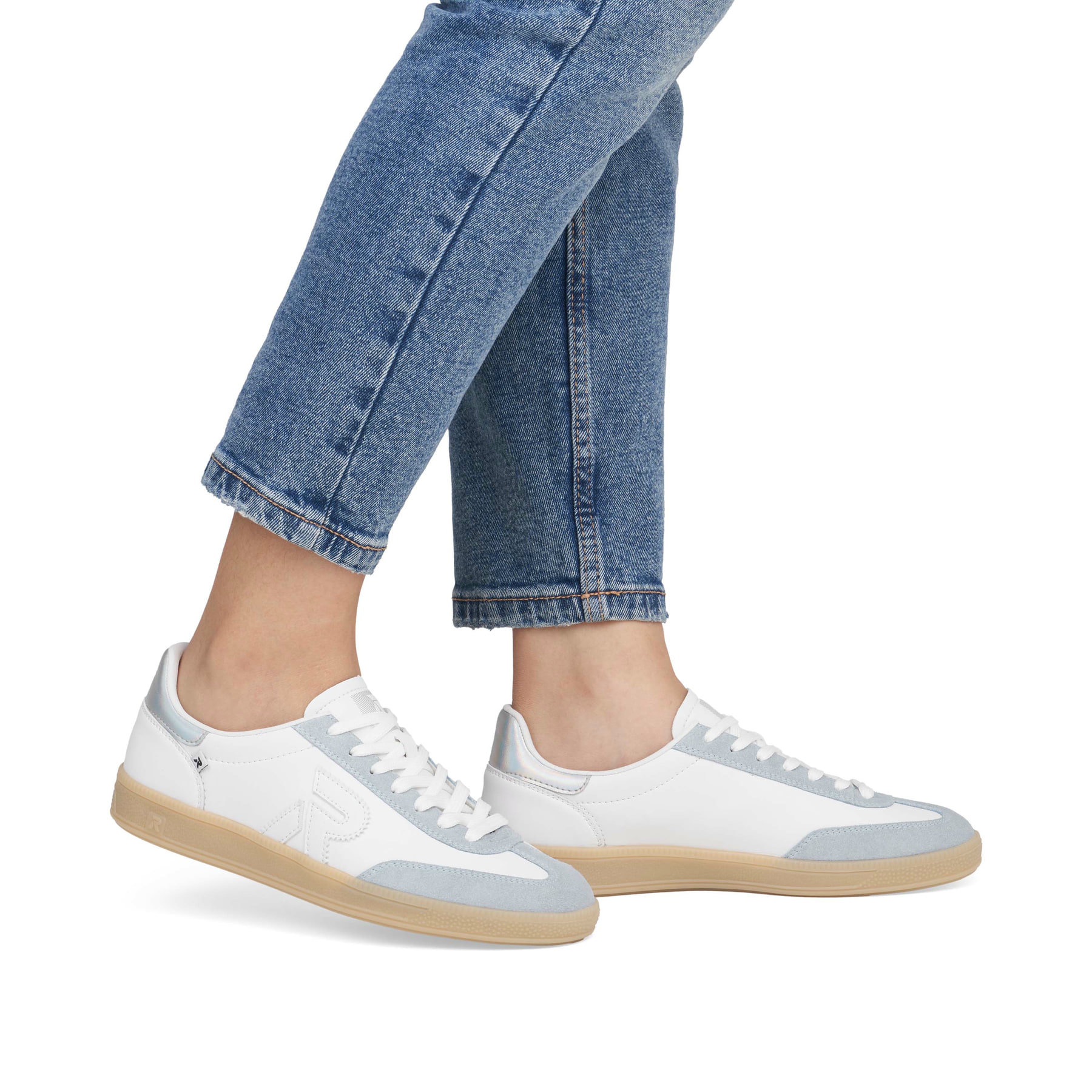 Weiße Rieker Damen Sneaker Low W2200-84 mit einer Schnürung. Schuh am Fuß.