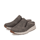 Braune Rieker Herren Clogs B0760-25 mit einem Gummizug sowie der Komfortweite G. Schuhpaar seitlich schräg.