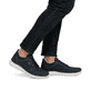 Blaue Rieker Herren Sneaker Low B6600-14 mit Schnürung sowie Komfortweite G 1/2. Schuh am Fuß.
