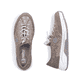 Beige Rieker Damen Slipper 53151-64 mit metallischem Finish sowie einem Gummizug. Schuh von oben, liegend.