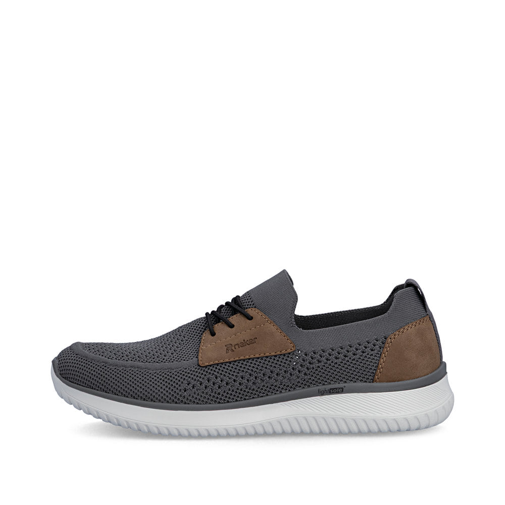 Graue Rieker Herren Slipper B9656-45 mit einem Gummizug sowie der Komfortweite G. Schuh Außenseite.