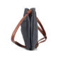 Sac bandoulière Rieker H1005-14 en bleu avec fermeture éclair et pendentif en forme de cÅ“ur. Porté.