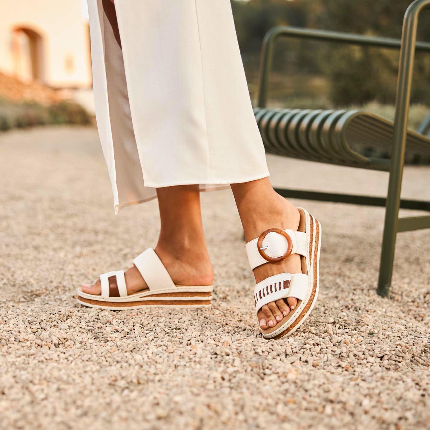 Weiße Rieker Damen Pantoletten 62993-80 mit trendigen Schnalle. Schuh am Model.