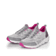Graue Rieker Damen Slipper 40403-40 mit super leichter und flexibler Sohle. Schuhpaar seitlich schräg.