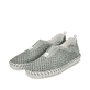 Grüne Rieker Damen Slipper N1963-52 mit einem Elastikeinsatz sowie Löcheroptik. Schuhpaar seitlich schräg.