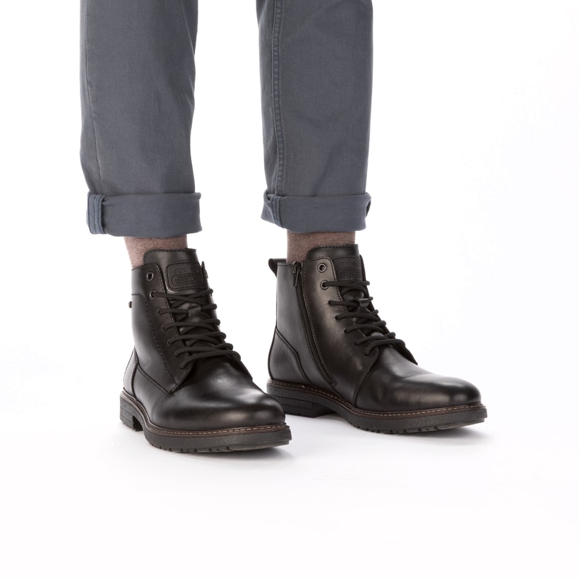 Schwarze Rieker Herren Schnürstiefel 33143-00 aus Glattleder. Schuh am Fuß.