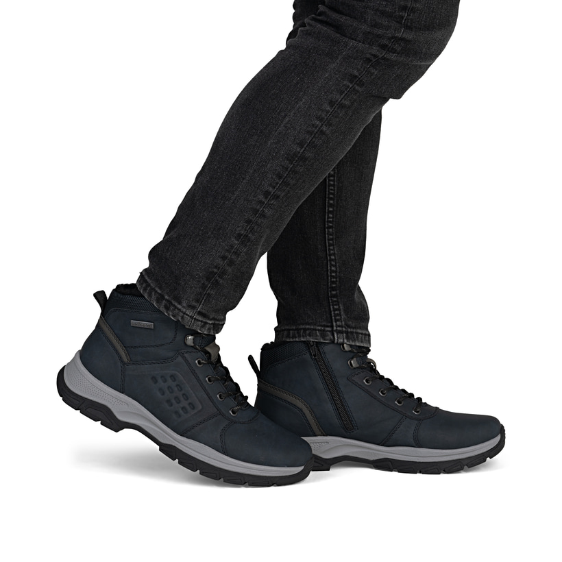Dunkelblau-schwarze Rieker Herren Schnürstiefel 30201-14 mit Reißverschluss. Schuh am Fuß.