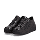 Dunkelbraune Rieker Damen Sneaker Low N2555-25 mit einem Reißverschluss. Schuhpaar seitlich schräg.