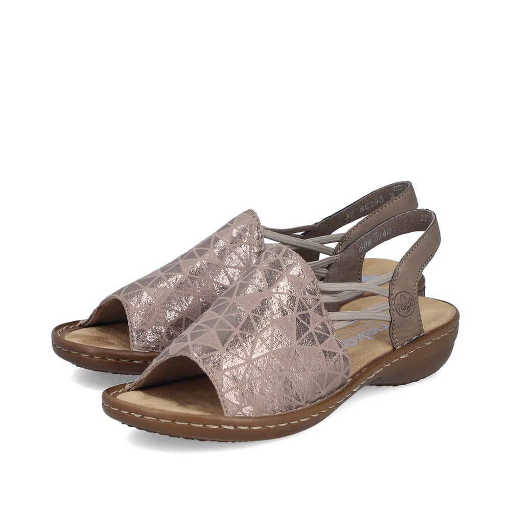 Sandales à lanières Rieker beiges femme 608D1-60 avec finition métallisée. Chaussures inclinées sur le côté.
