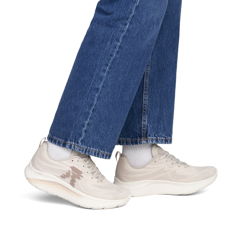 Beige Rieker Sport Damen Sneaker Low W4401-60. Schuh am Fuß.