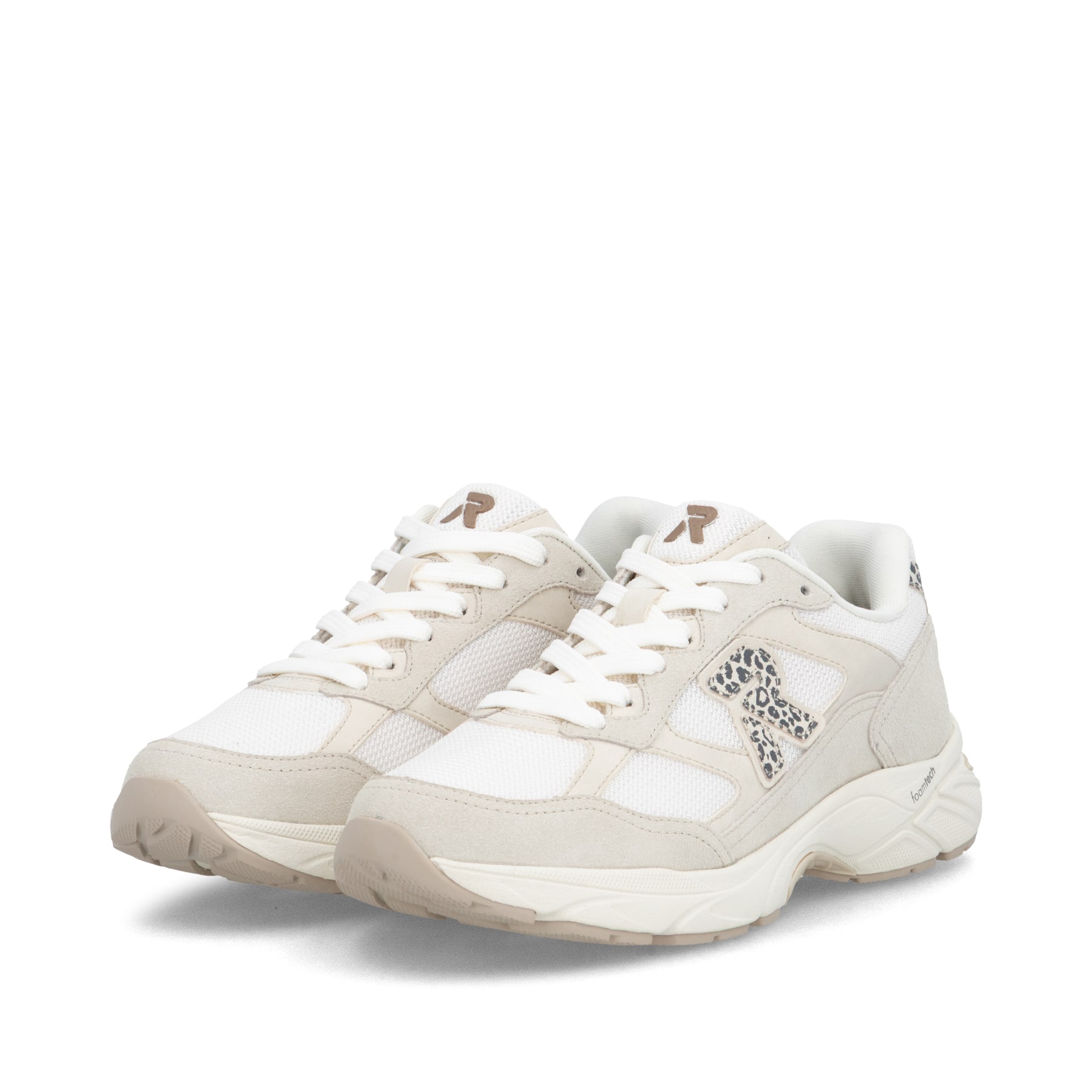 Weisse Rieker Sport Damen Sneaker Low W4201-80. Schuhpaar seitlich schräg.