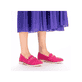 Rosane Rieker Damen Loafer 45301-31 mit Elastikeinsatz sowie dekorativem Element. Schuh am Fuß.