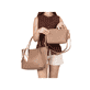Sac à main Rieker H1399-24 marron avec foulard Niki et fermeture magnétique. Porté.
