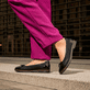 Schwarze Rieker Ballerinas 45358-00 mit dekorativer Schleife. Schuh am Model.