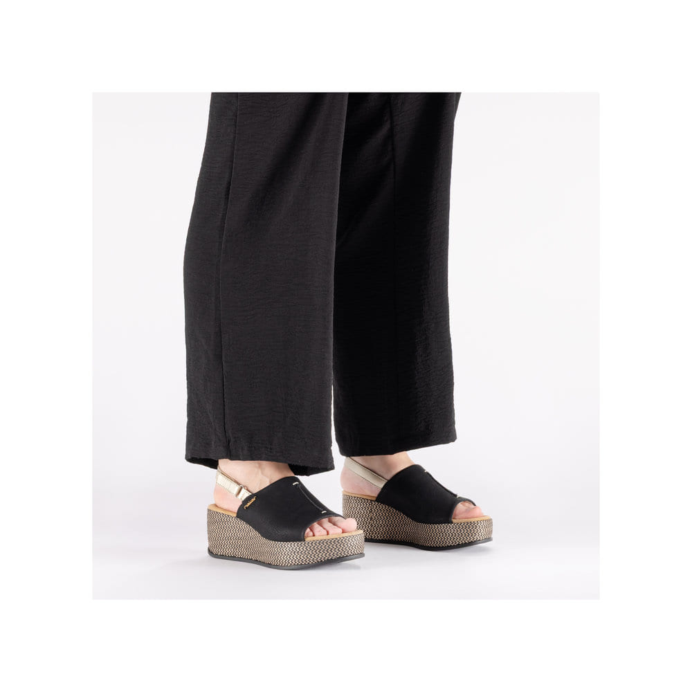 Schwarze Rieker Damen Sandalen 69460-00 mit moderner Spannnaht. Schuh am Fuß.