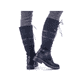 
Nachtschwarze Rieker Damen Kurzstiefel 94689-00 mit einer Profilsohle mit Blockabsatz. Schuh seitlich schräg